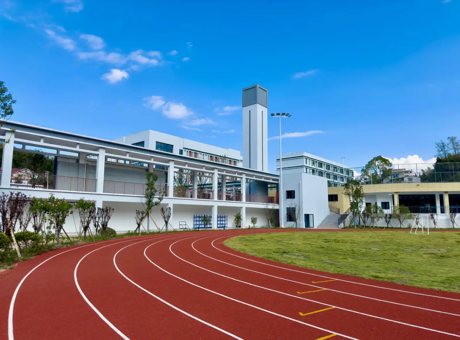 电子元器件选型指南：如何为工业控制与自动化设备匹配可靠供应方案